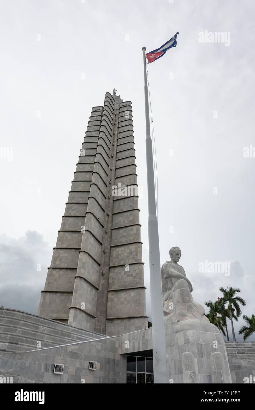 LA HAVANE, CUBA - 28 AOÛT 2023 : Mémorial José Martí à la Havane (la Habana), Cuba par mauvais temps nuageux, image verticale Banque D'Images