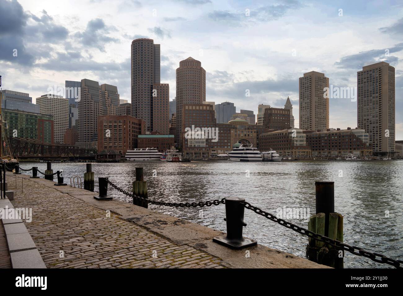 Boston Harbor Skyline et quartier financier au coucher du soleil Boston USA Banque D'Images