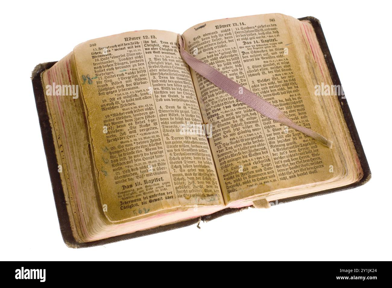 Vieux quartier gothique vintage antique bible ouverte avec signet isolé sur fond blanc avec cliping chemin. Banque D'Images