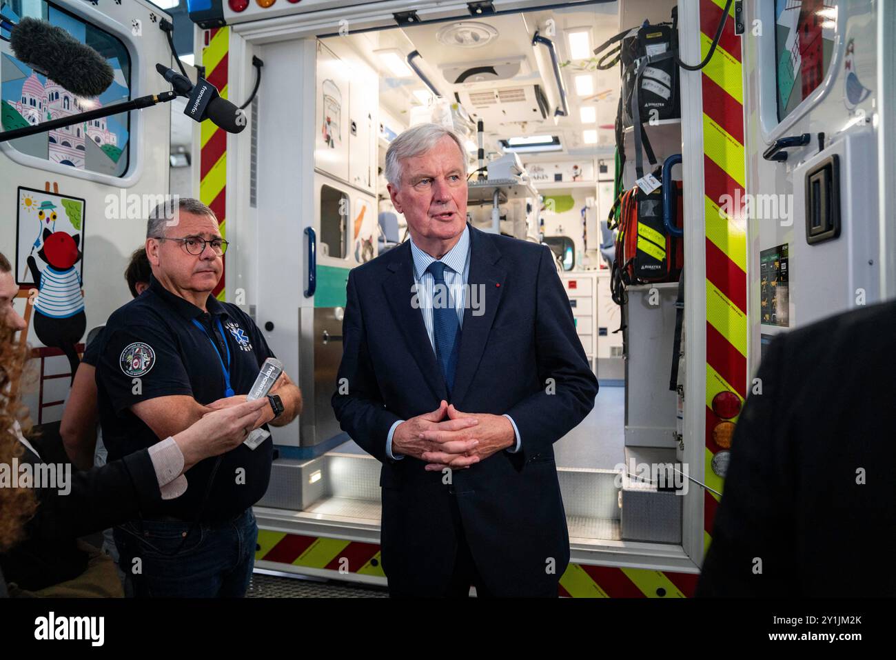 Paris, France. 07 septembre 2024. Le nouveau premier ministre français Michel Barnier s'entretient avec des membres de la SAMU de Paris alors qu'il visite le siège de la SAMU de Paris à l'hôpital Necker à Paris, pour sa première visite officielle depuis son entrée en fonction, en France, le 7 septembre 2024. Photo de Gabrielle Cezard/Pool/AABACAPRESS. COM Credit : Abaca Press/Alamy Live News Banque D'Images