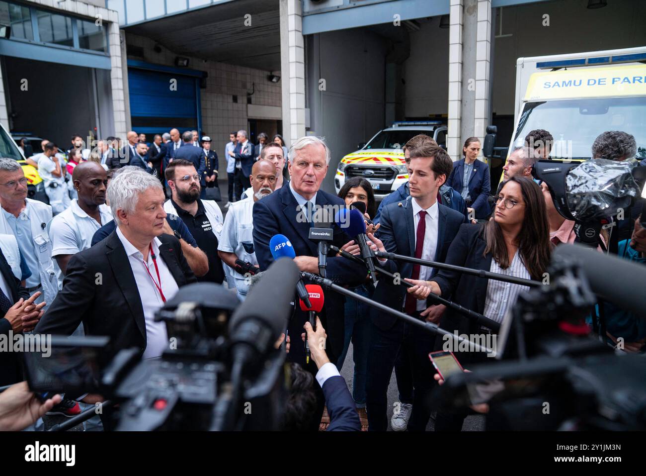 Paris, France. 07 septembre 2024. Michel Barnier, premier ministre français nouvellement nommé, s'adresse à la presse alors qu'il visite le siège de la SAMU de Paris à l'hôpital Necker à Paris, pour sa première visite officielle depuis son entrée en fonction, en France, le 7 septembre 2024. Photo de Gabrielle Cezard/Pool/AABACAPRESS. COM Credit : Abaca Press/Alamy Live News Banque D'Images