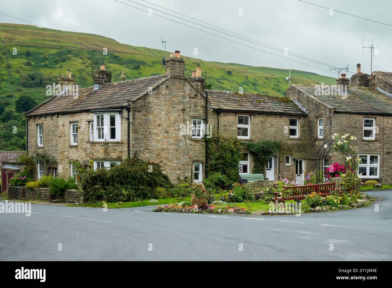 Gunnerside, Swaledale, North Yorkshire. Gunnerside est un joli village au cœur de Swaledale. Un jardin communautaire se trouve au milieu de la ville Banque D'Images