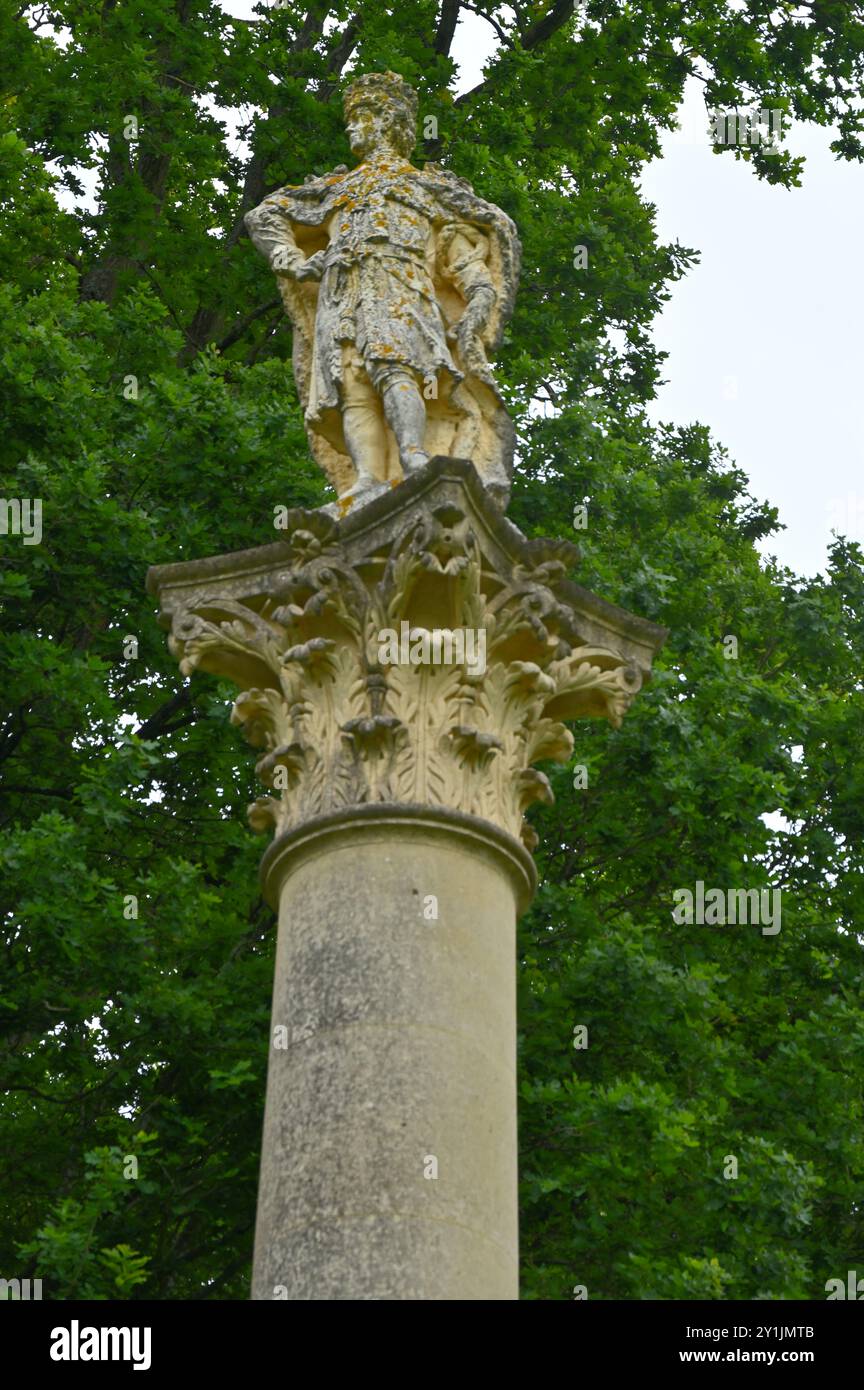 Le pilier du roi avec la statue du roi George III jardin paysager géorgien et parc propriété du National Trust à Stowe, Buckinghamshire Angleterre Banque D'Images