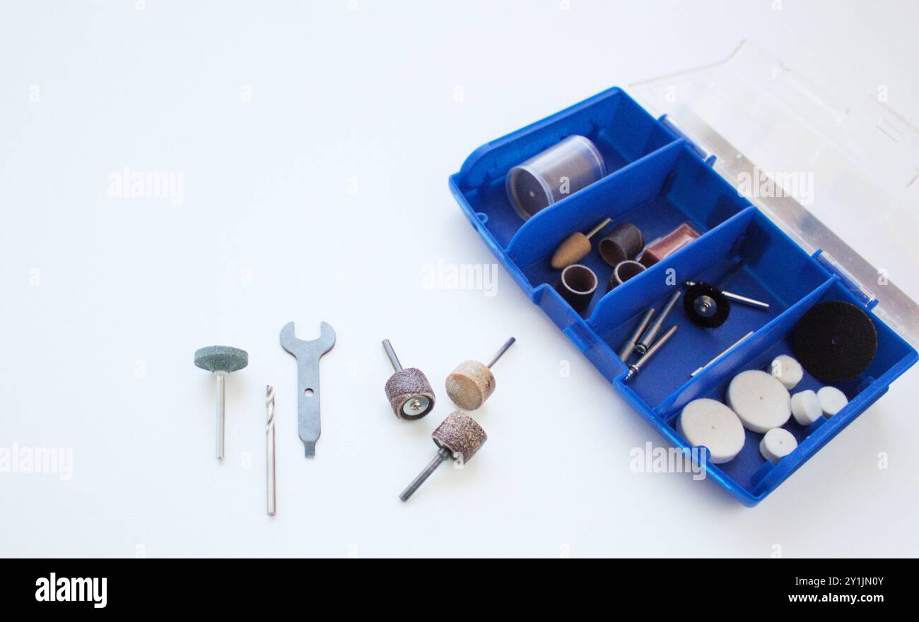 Kit d'accessoires pour outils rotatifs Dremel, kit de têtes dremel, ponceuse. Instrument pour travaux manuels, industrie, menuiserie, réparation et entretien. Banque D'Images