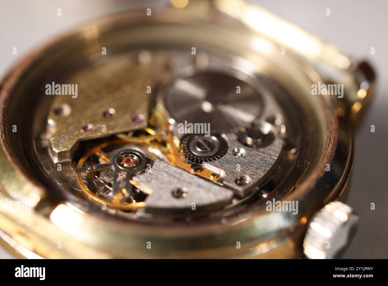 Mécanisme de montre-bracelet vintage sur fond clair, gros plan Banque D'Images