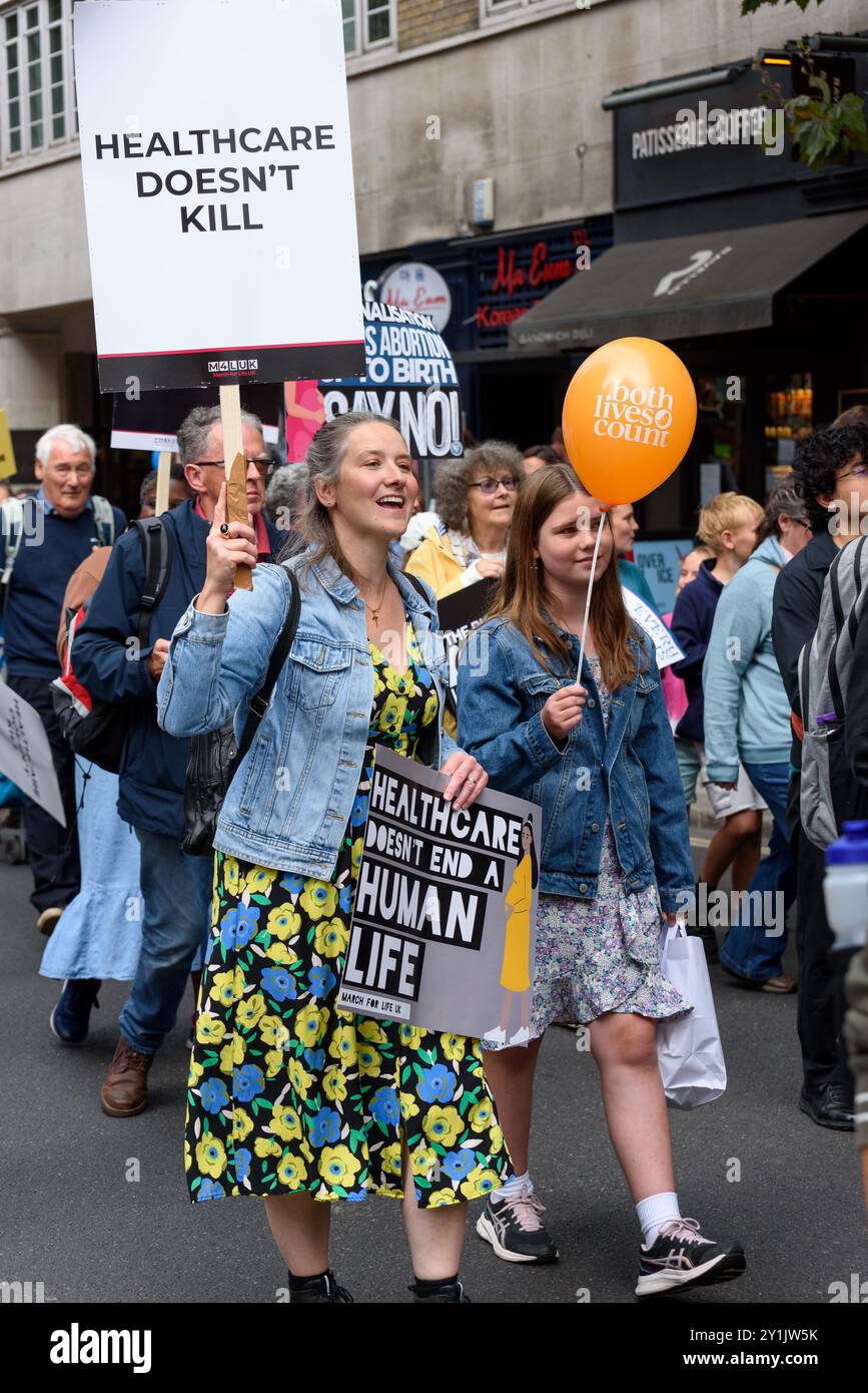 Londres, Royaume-Uni. 7 septembre 2024. Les militants pro-vie et anti-avortement défilent lors de la Marche annuelle pour la vie. La marche a commencé au Centre Emmanuel et s'est terminée sur la place du Parlement où une contre-manifestation a été organisée. Crédit : Andrea Domeniconi/Alamy Live News Banque D'Images