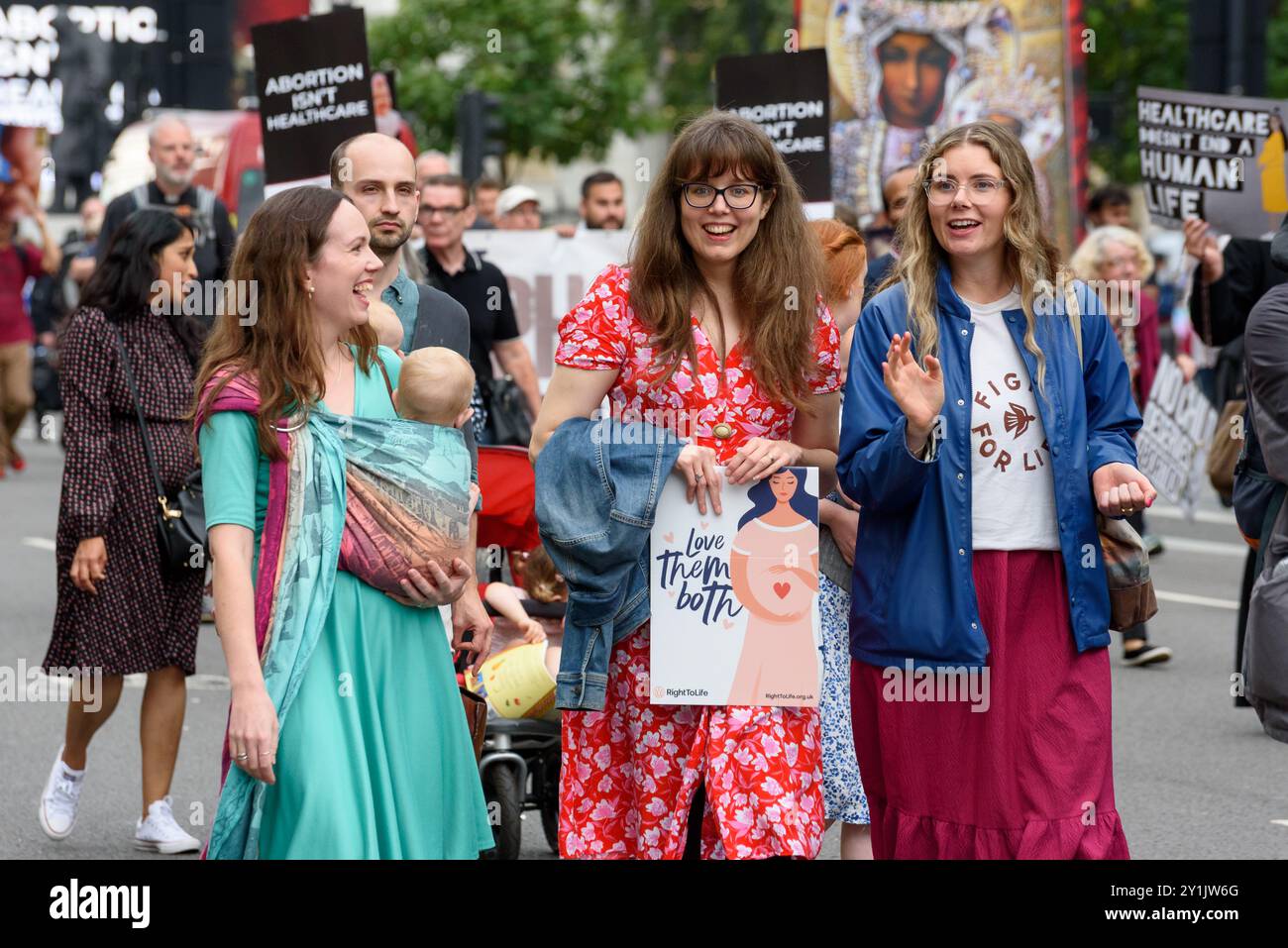 Londres, Royaume-Uni. 7 septembre 2024. Les militants pro-vie et anti-avortement défilent lors de la Marche annuelle pour la vie. La marche a commencé au Centre Emmanuel et s'est terminée sur la place du Parlement où une contre-manifestation a été organisée. Crédit : Andrea Domeniconi/Alamy Live News Banque D'Images