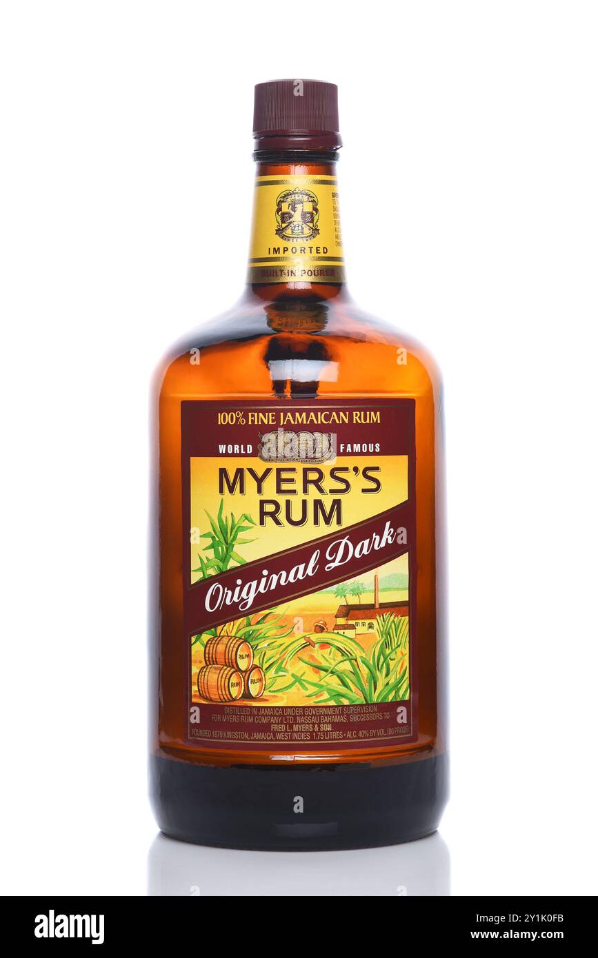 IRVINE, CALIFORNIE - 6 septembre 2024 : une bouteille de Myers Rum original Dark importée de Jamaïque. Banque D'Images