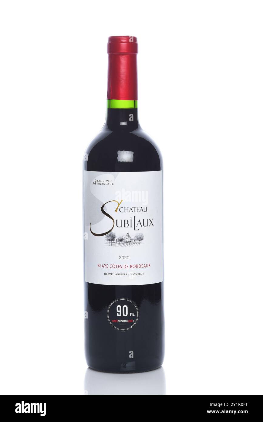 IRVINE, CALIFORNIE - 6 septembre 2024 : une bouteille de Château Subilaux Bordeaux. Banque D'Images
