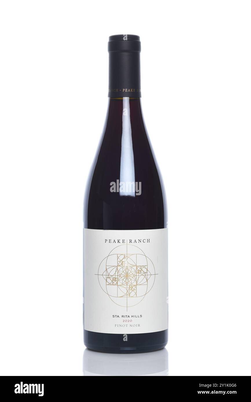 IRVINE, CALIFORNIE - 6 septembre 2024 : une bouteille de Peake Ranch Sta. Rita Hills Pinot Noir, de la côte centrale de Californie. Banque D'Images