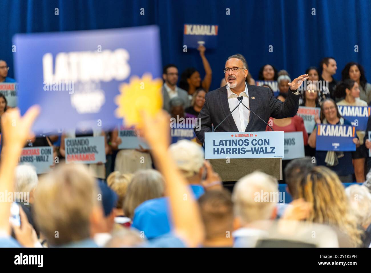 Allentown, Pennsylvanie, États-Unis. 7 septembre 2024. Secrétaire américain à l'éducation DR. MIGUEL CARDONA prend la parole lors d'un événement de campagne pour rallier la communauté latino-américaine de Pennsylvanie pour Harris-Walz. (Crédit image : © Nathan Morris/ZUMA Press Wire) USAGE ÉDITORIAL SEULEMENT! Non destiné à UN USAGE commercial ! Banque D'Images