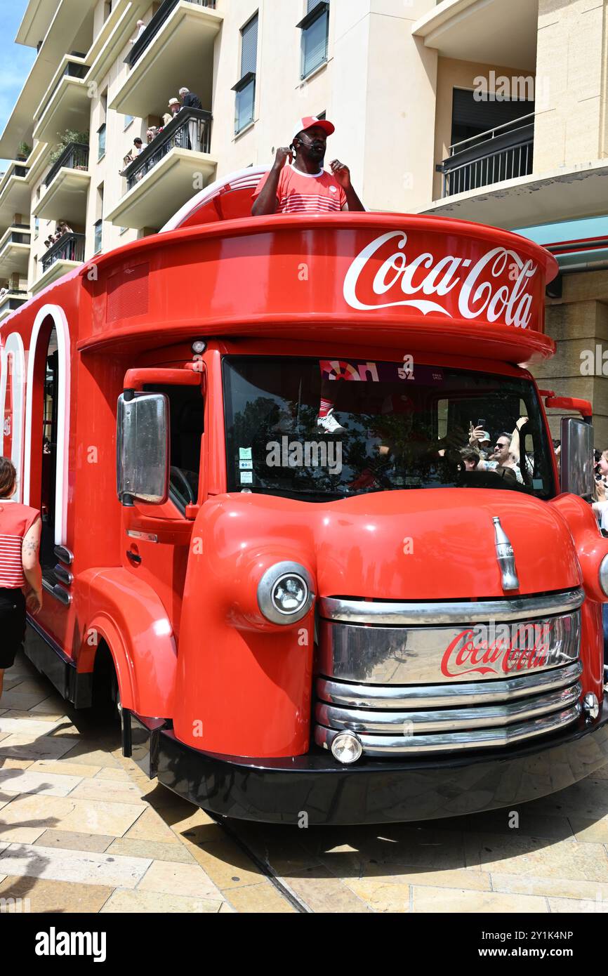 Publicité ou publicité pour camion, flotteur publicitaire décoré, panneau d'affichage mobile, publicité de bord de camion ou emballage de vinyle de véhicule pour Coca Cola Banque D'Images