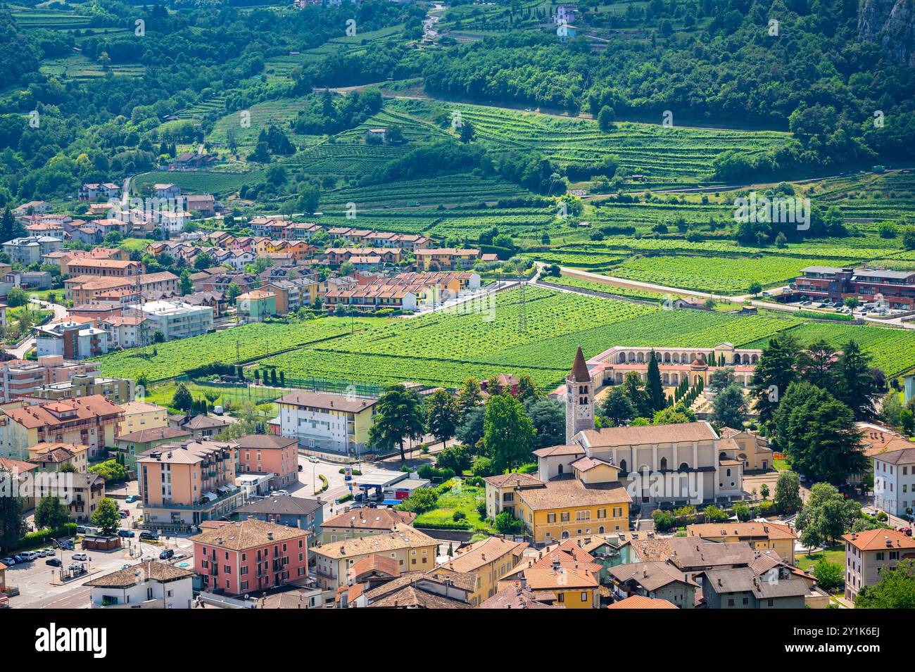 Village de Mori avec vignobles dans les Alpes italiennes du sud Banque D'Images