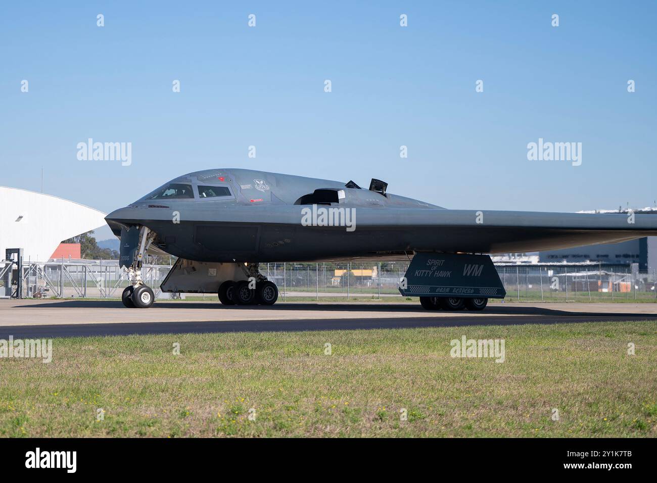 Un bombardier furtif B-2 Spirit de l'US Air Force se rend sur la piste pour une mission de Bomber Task Force à la Royal Australian Air Force base Amberley, Australie, Banque D'Images