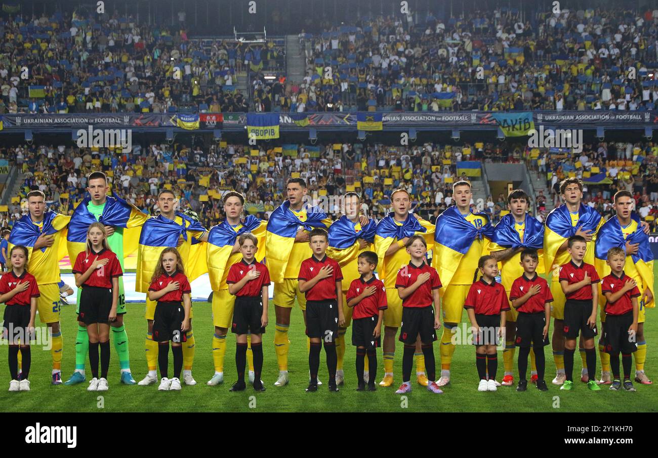 Prague, Tchéquie. 7 septembre 2024. Match de l'UEFA Nations League Ukraine - Albanie à l'Epet Arena de Prague. Les joueurs ukrainiens écoutent l'hymne national. Crédit : Oleksandr Prykhodko/Alamy Live News Banque D'Images