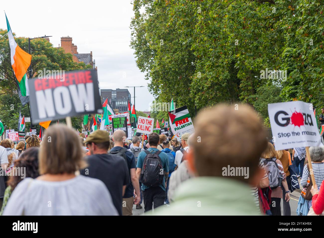 Londres, Royaume-Uni. 07 SEPTEMBRE, 2024. Les gens portent des panneaux tels que « cessez-le-feu maintenant » et « terminez le meurtre » alors qu'un 125 000 personnes est descendu dans les rues pour une marche nationale palestinienne du centre commercial Pall Mall à proximité de l'ambassade israélienne. Cela vient après des jours de frustration avec la police met en raison des restrictions sur les horaires de mars à court préavis. Des arrestations ont été notées pour quelques signes, ainsi que des arrestations faites de deux militants pro-israéliens qui ont tenté d'interrompre la marche. Crédit Milo Chandler/Alamy Live News Banque D'Images