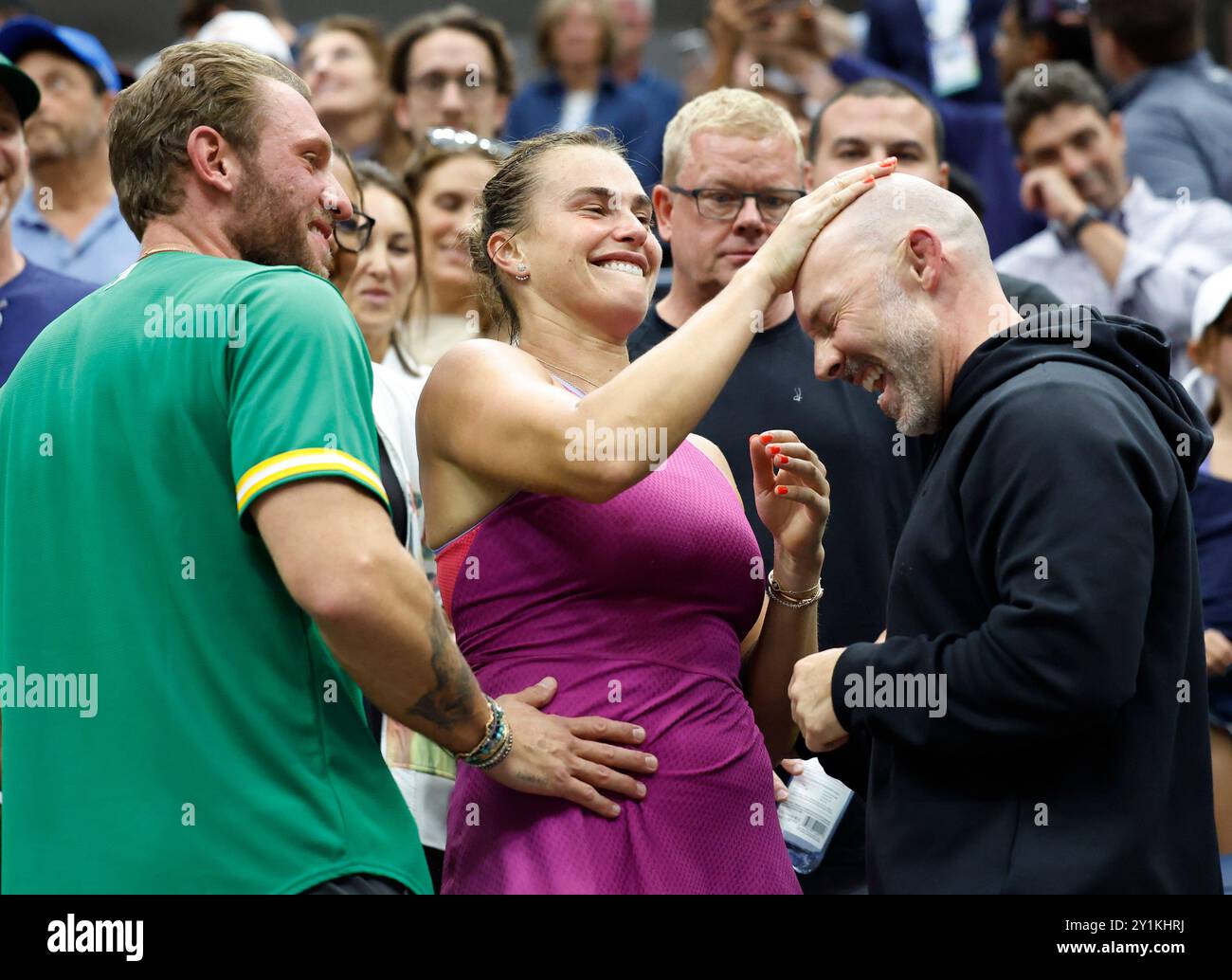 New York, États-Unis. 07 septembre 2024. Aryna Sabalenka de Biélorussie frotte un tatouage sur la tête d'un membre de l'équipe après avoir battu Jessica Pegula dans la finale féminine en simple au stade Arthur Ashe aux US Open Tennis Championships 2024 au USTA Billie Jean King National Tennis Center à New York le samedi 7 septembre 2024. Sabalenka a gagné en deux sets, 7-5, 7-5. Photo de John Angelillo/UPI crédit : UPI/Alamy Live News Banque D'Images