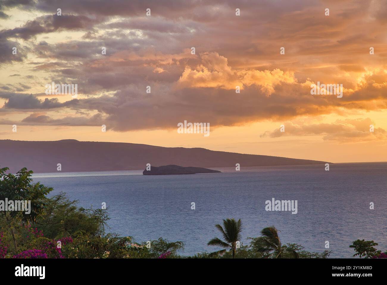 Coucher de soleil à Wailea regardant vers molokini. Banque D'Images