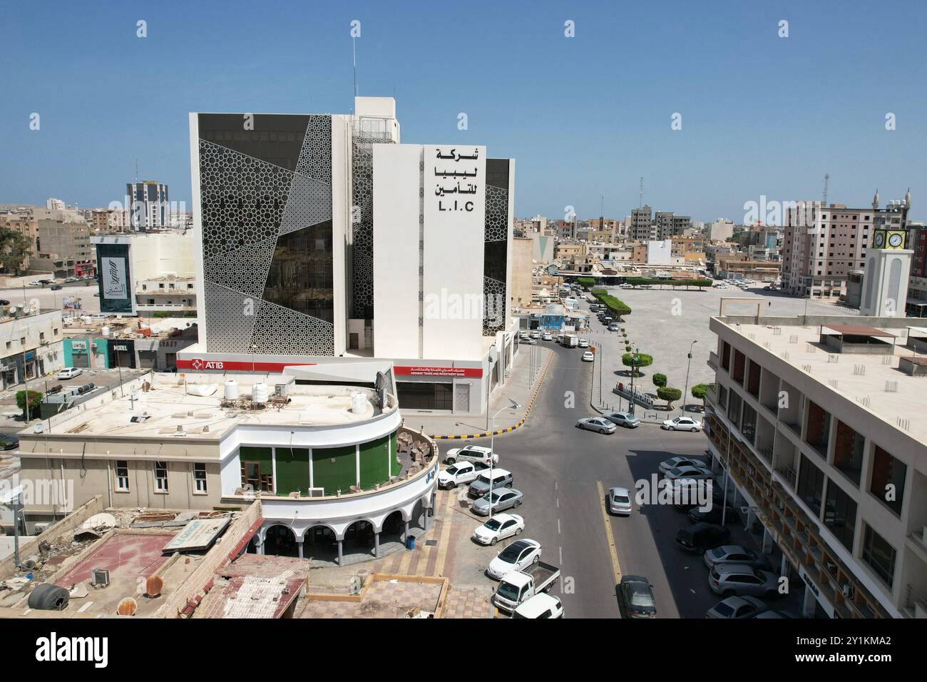 Le bâtiment historique de la mairie de Misrata occupe une place importante malgré les récents défis politiques liés à la banque centrale, la vie à Misrata reste relativement calme. Alors que la Libye est confrontée à des difficultés économiques, la vie quotidienne à Misrata continue avec une certaine stabilité. La valeur fluctuante du dinar libyen reflète la situation économique plus générale. Banque D'Images