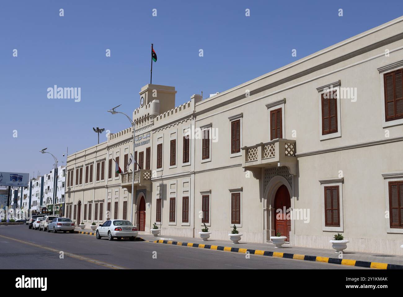 Le bâtiment historique de la mairie de Misrata occupe une place importante malgré les récents défis politiques liés à la banque centrale, la vie à Misrata reste relativement calme. Alors que la Libye est confrontée à des difficultés économiques, la vie quotidienne à Misrata continue avec une certaine stabilité. La valeur fluctuante du dinar libyen reflète la situation économique plus générale. Banque D'Images