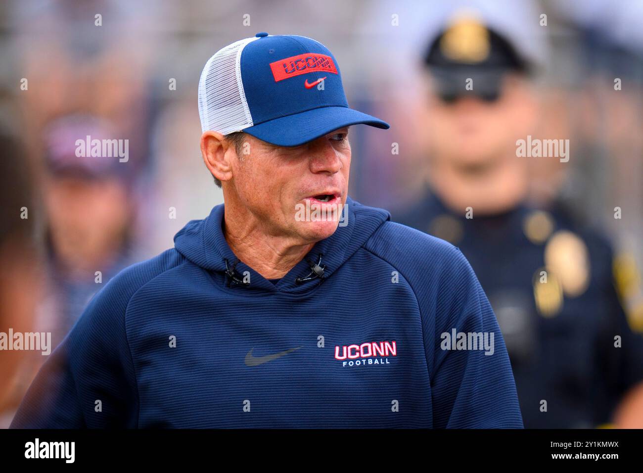 East Hartford, CT, États-Unis. 7 septembre 2024. Jim Mora, entraîneur-chef des Huskies du Connecticut, regarde pendant un match de football de la NCAA contre les Merrimack Warriors au Pratt & Whitney Stadium à East Hartford, Connecticut. Rusty Jones/Cal Sport Media/Alamy Live News Banque D'Images