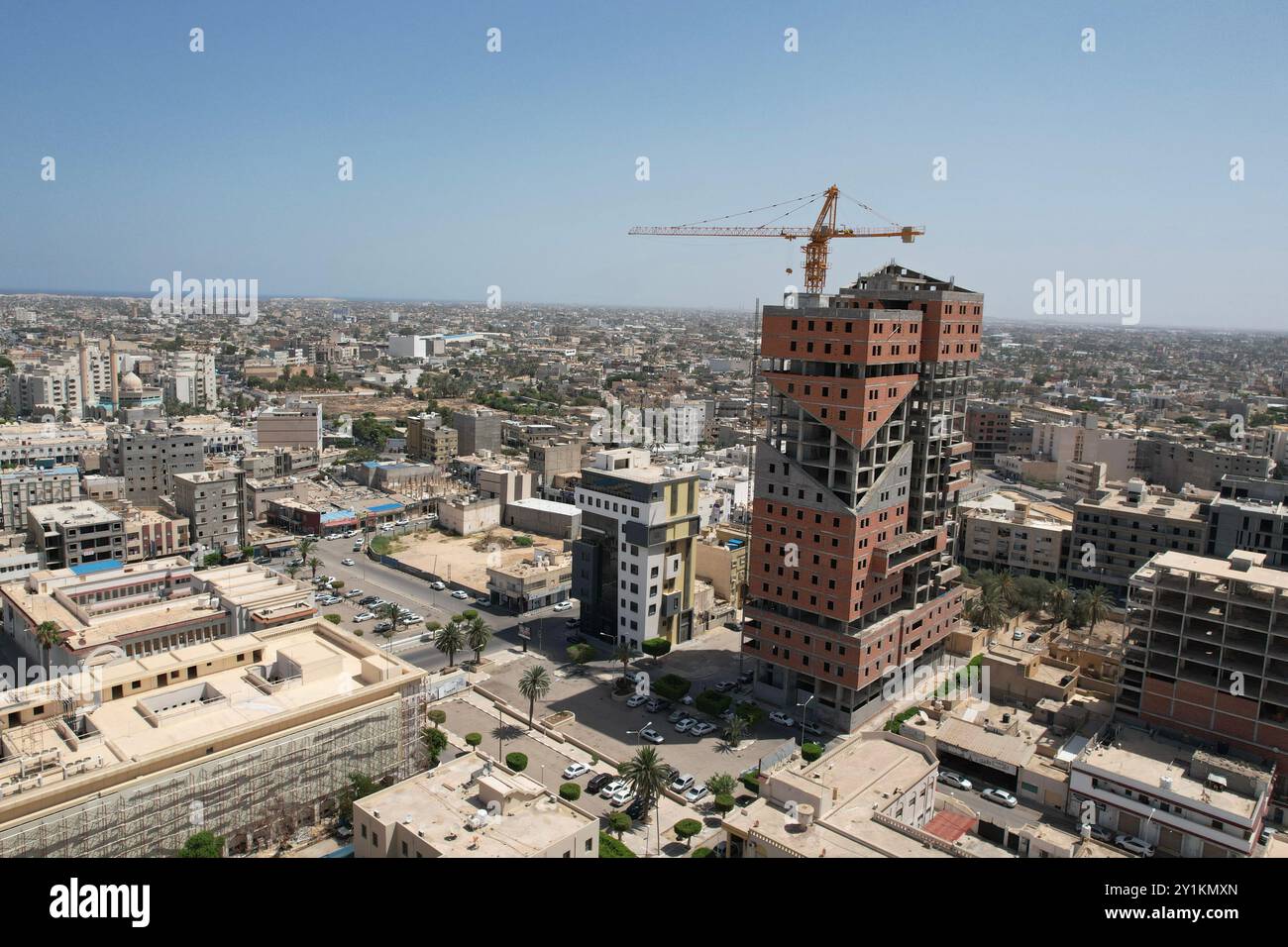 Misrata, Libye. 07 septembre 2024. Construction en cours de bâtiments dans le centre de Misrata malgré les récents défis politiques liés à la banque centrale, la vie à Misrata reste relativement calme. Alors que la Libye est confrontée à des difficultés économiques, la vie quotidienne à Misrata continue avec une certaine stabilité. La valeur fluctuante du dinar libyen reflète la situation économique plus générale. (Photo par Islam Alatrash/SOPA images/SIPA USA) crédit : Sipa USA/Alamy Live News Banque D'Images