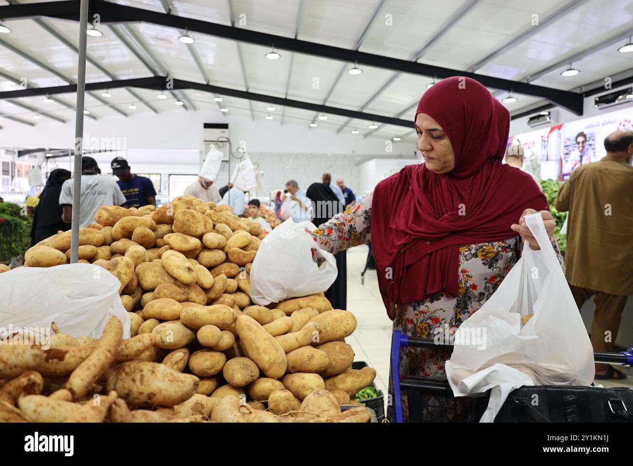 Misrata, Libye. 07 septembre 2024. Une femme a vu choisir des pommes de terre au centre commercial. Malgré les récents défis politiques liés à la banque centrale, la vie à Misrata reste relativement calme. Alors que la Libye est confrontée à des difficultés économiques, la vie quotidienne à Misrata continue avec une certaine stabilité. La valeur fluctuante du dinar libyen reflète la situation économique plus générale. (Photo par Islam Alatrash/SOPA images/SIPA USA) crédit : Sipa USA/Alamy Live News Banque D'Images