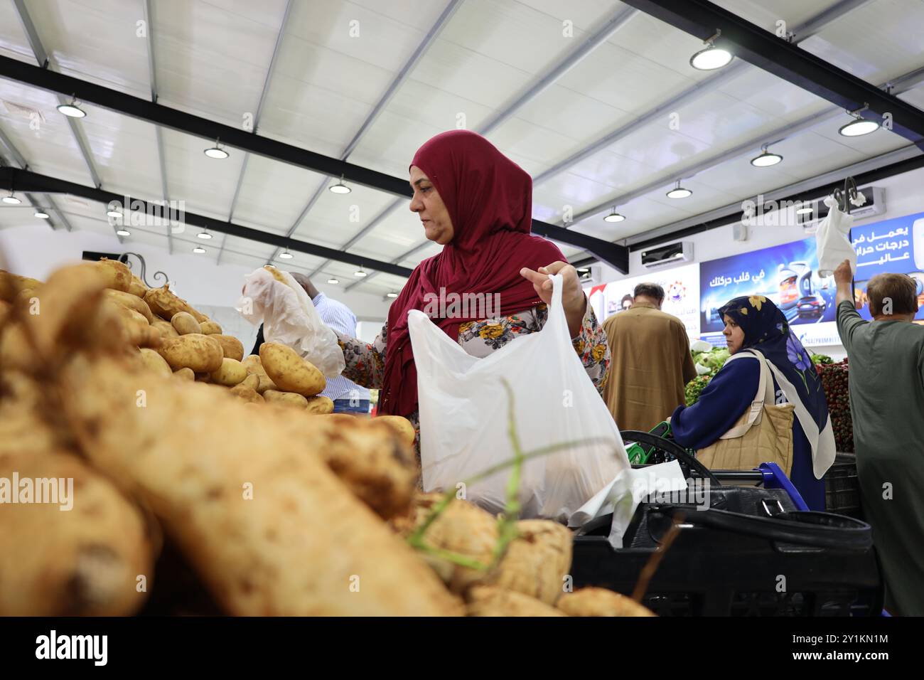 Misrata, Libye. 07 septembre 2024. Une femme a vu choisir des pommes de terre au centre commercial. Malgré les récents défis politiques liés à la banque centrale, la vie à Misrata reste relativement calme. Alors que la Libye est confrontée à des difficultés économiques, la vie quotidienne à Misrata continue avec une certaine stabilité. La valeur fluctuante du dinar libyen reflète la situation économique plus générale. (Photo par Islam Alatrash/SOPA images/SIPA USA) crédit : Sipa USA/Alamy Live News Banque D'Images