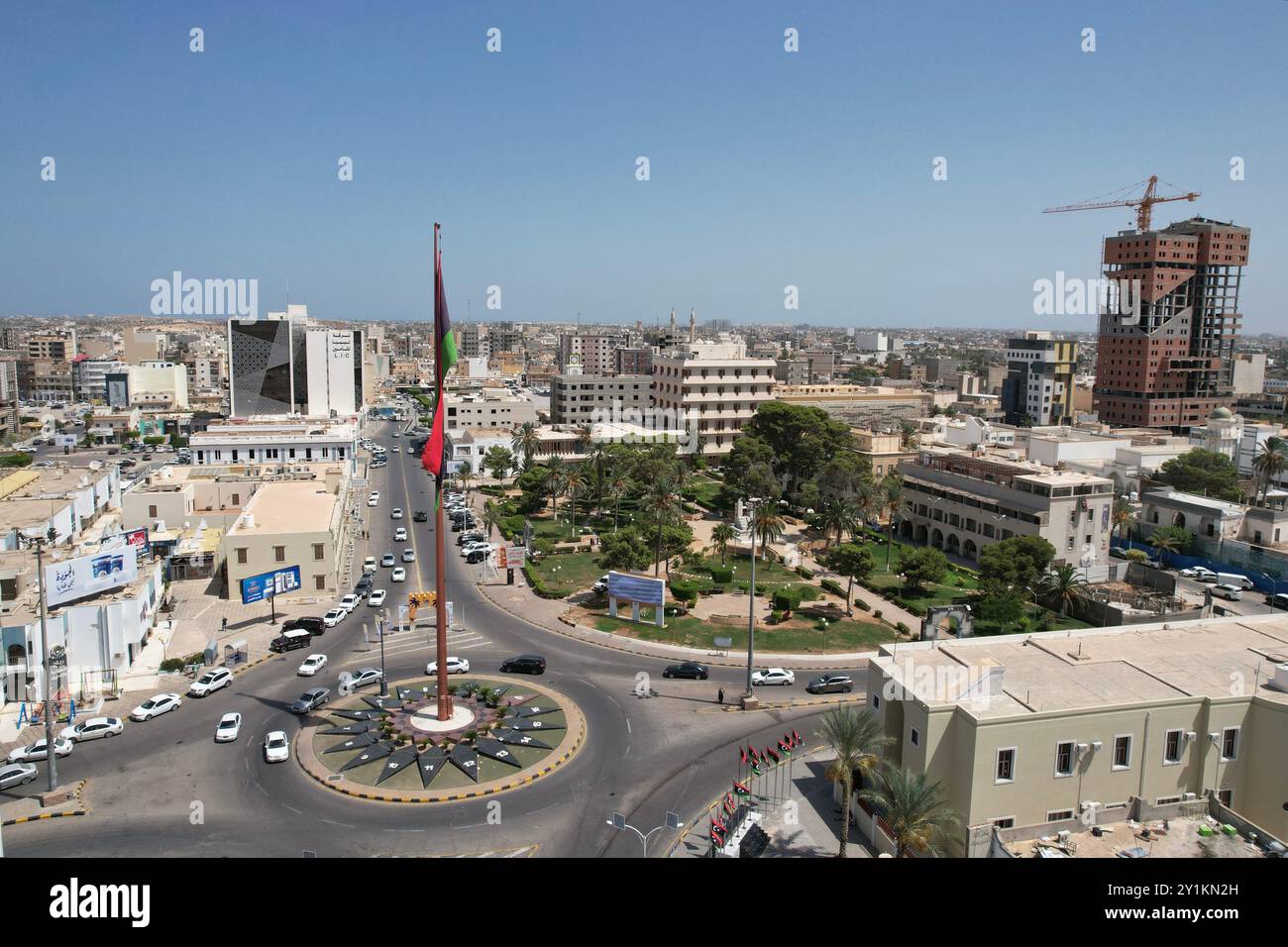 Misrata, Libye. 7 septembre 2024. Le mât de drapeau vu dans le centre de Misrata, avec la construction en cours de bâtiments. Malgré les récents défis politiques liés à la banque centrale, la vie à Misrata reste relativement calme. Alors que la Libye est confrontée à des difficultés économiques, la vie quotidienne à Misrata continue avec une certaine stabilité. La valeur fluctuante du dinar libyen reflète la situation économique plus générale. (Crédit image : © Islam Alatrash/SOPA images via ZUMA Press Wire) USAGE ÉDITORIAL SEULEMENT! Non destiné à UN USAGE commercial ! Banque D'Images