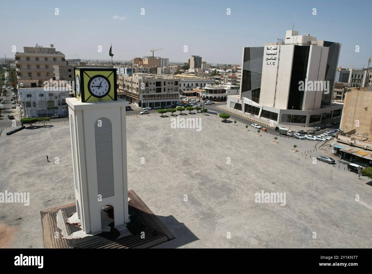 Misrata, Libye. 7 septembre 2024. La Tour de l'horloge sur la place de la victoire, située au cœur de Misrata, surplombe les activités quotidiennes animées des résidents de la ville. Malgré les récents défis politiques liés à la banque centrale, la vie à Misrata reste relativement calme. Alors que la Libye est confrontée à des difficultés économiques, la vie quotidienne à Misrata continue avec une certaine stabilité. La valeur fluctuante du dinar libyen reflète la situation économique plus générale. (Crédit image : © Islam Alatrash/SOPA images via ZUMA Press Wire) USAGE ÉDITORIAL SEULEMENT! Non destiné à UN USAGE commercial ! Banque D'Images