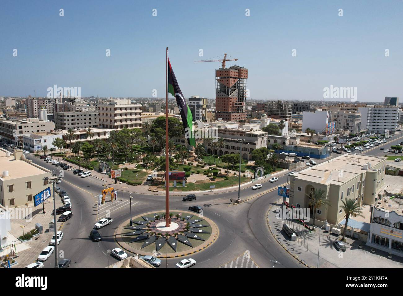 Misrata, Libye. 7 septembre 2024. Le mât de drapeau vu dans le centre de Misrata, avec la construction en cours de bâtiments. Malgré les récents défis politiques liés à la banque centrale, la vie à Misrata reste relativement calme. Alors que la Libye est confrontée à des difficultés économiques, la vie quotidienne à Misrata continue avec une certaine stabilité. La valeur fluctuante du dinar libyen reflète la situation économique plus générale. (Crédit image : © Islam Alatrash/SOPA images via ZUMA Press Wire) USAGE ÉDITORIAL SEULEMENT! Non destiné à UN USAGE commercial ! Banque D'Images