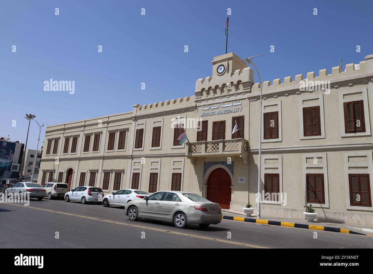 Misrata, Libye. 7 septembre 2024. Le bâtiment historique de la mairie de Misrata occupe une place importante malgré les récents défis politiques liés à la banque centrale, la vie à Misrata reste relativement calme. Alors que la Libye est confrontée à des difficultés économiques, la vie quotidienne à Misrata continue avec une certaine stabilité. La valeur fluctuante du dinar libyen reflète la situation économique plus générale. (Crédit image : © Islam Alatrash/SOPA images via ZUMA Press Wire) USAGE ÉDITORIAL SEULEMENT! Non destiné à UN USAGE commercial ! Banque D'Images