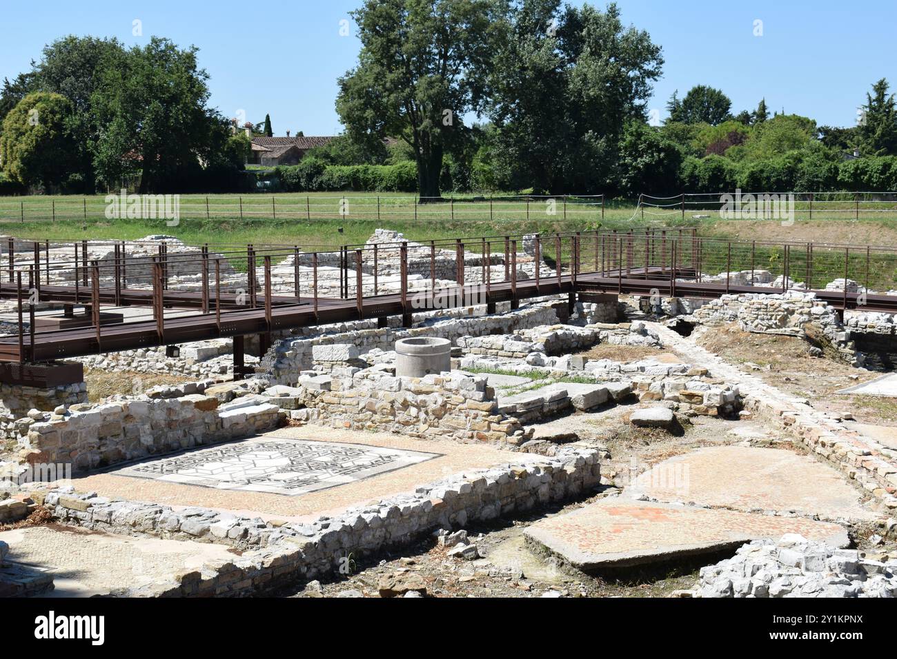 AQUILEIA, ITALIE - 15 JUILLET 2024 : vue de la zone archéologique d'Aquileia. Banque D'Images