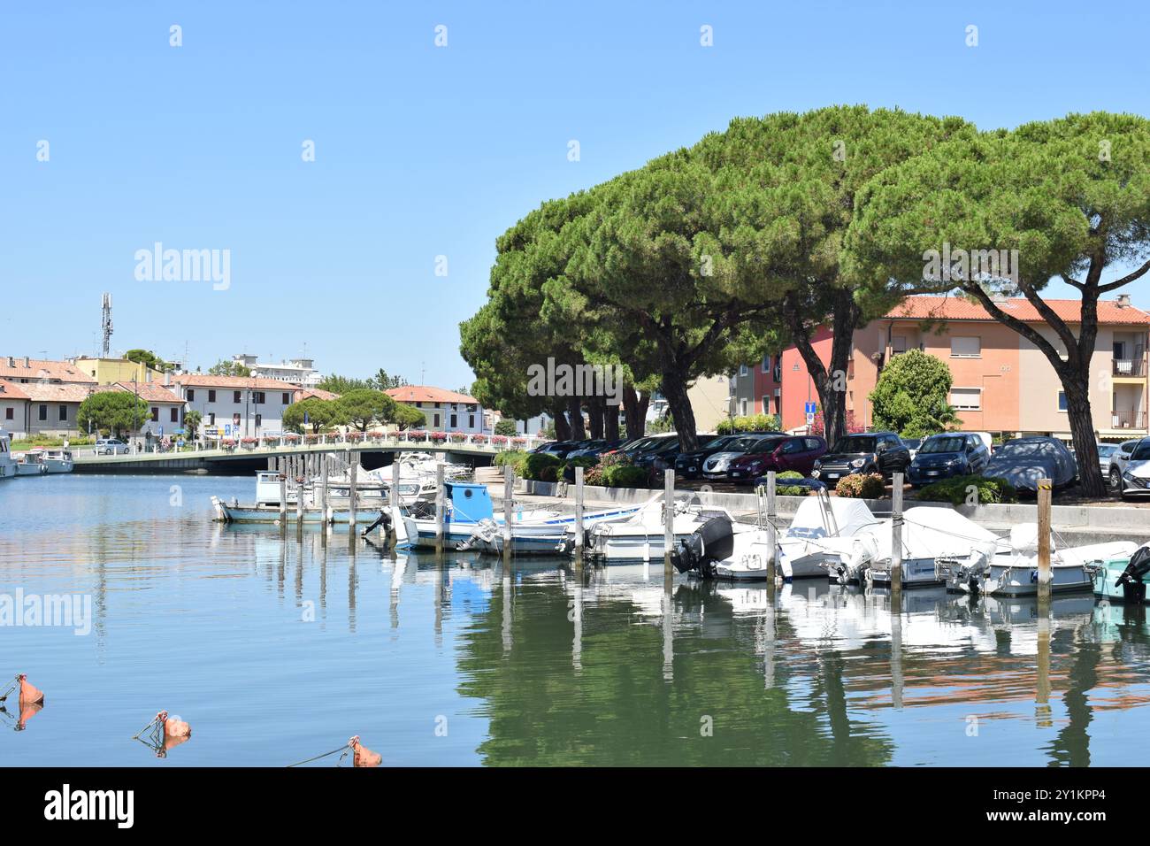 GRADO, ITALIE - 15 JUILLET 2024 : vue d'un canal dans le centre-ville de Grado. Banque D'Images