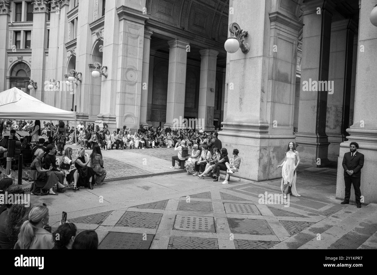 New York, New York, États-Unis. 7 septembre 2024. Des mannequins portant le travail de Prabal Gurung font la piste le long de la plaza à une rue du centre de New York. Gurung Un accent sur la qualité et l'innovation a placé. Gurung 'à l'avant-garde de la mode américaine avec des dessins portés par des dames de premier plan, y compris la première dame Michelle Obama et la duchesse de Cambridge, pour ne nommer que quelques officiels ont dit. (Crédit image : © Brian Branch Price/ZUMA Press Wire) USAGE ÉDITORIAL SEULEMENT! Non destiné à UN USAGE commercial ! Banque D'Images