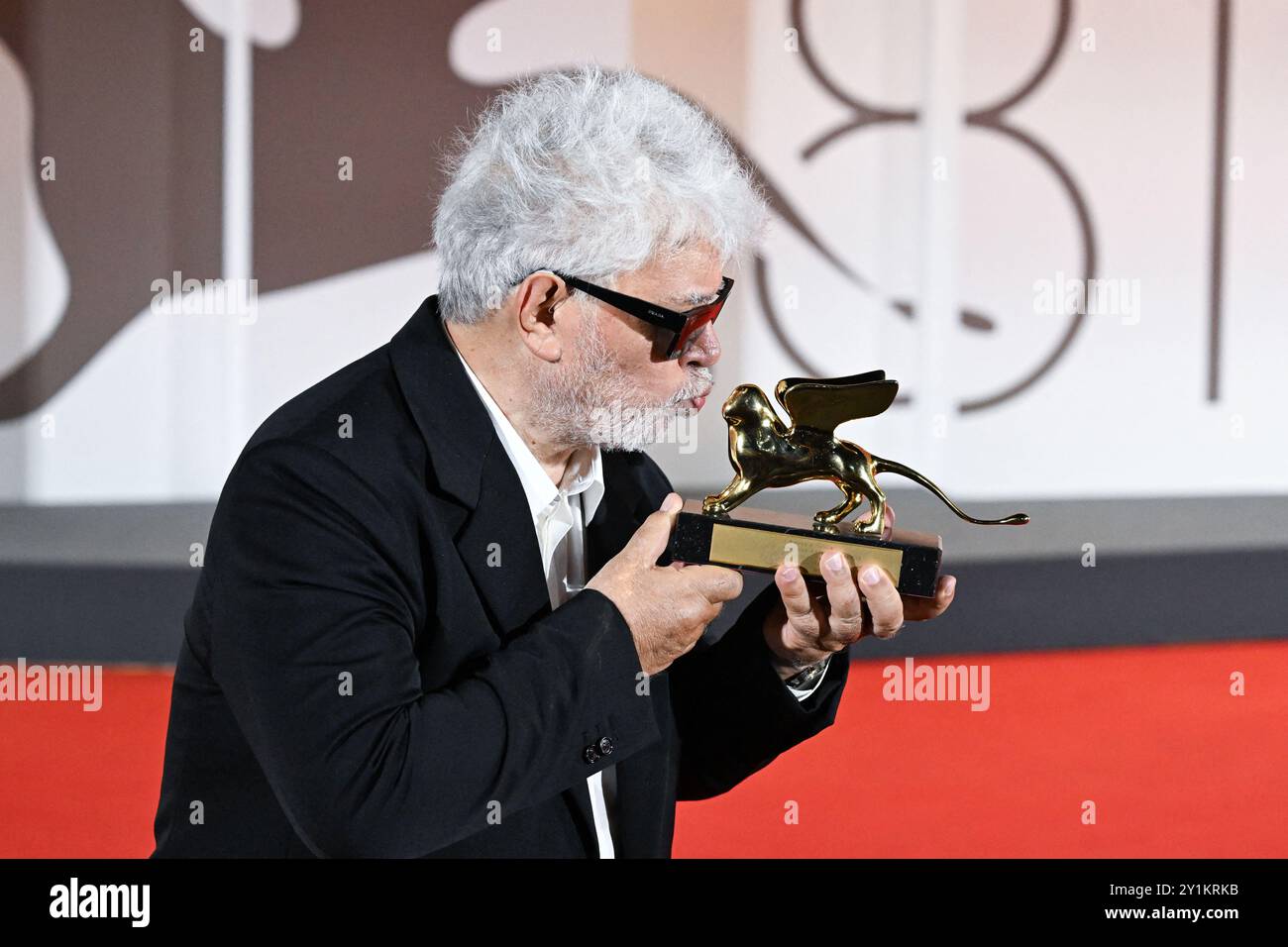 Venise, Italie. 07 septembre 2024. Pedro Almodovar pose avec le Lion d’Or Award pour « The Room Next Door » lors du tapis rouge des gagnants du 81e Festival International du film de Venise, à Venise, en Italie, le 7 septembre 2024. Photo Aurore MARECHAL/ABACAPRESS. COM Credit : Abaca Press/Alamy Live News Banque D'Images