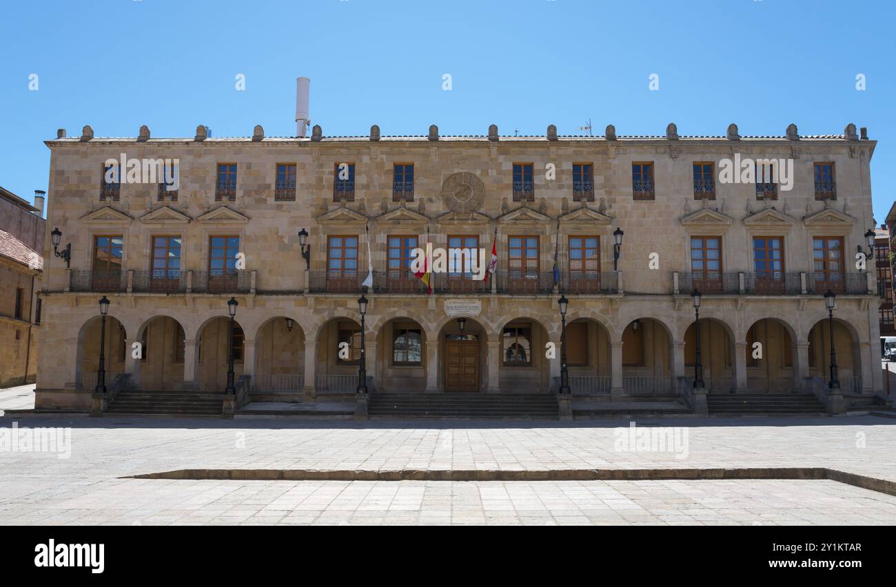 Un grand bâtiment historique avec des arcades et des drapeaux s'étendant sur une place spacieuse sous un ciel bleu, Ayuntamiento, Soria, Castilla y Leon, Léon, SP Banque D'Images