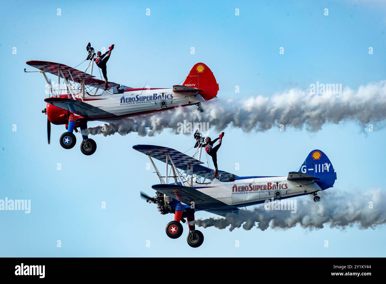 Portrush, Royaume-Uni. 07 septembre 2024. 07/09/2024 Portrush Portrush Airshow 2024 le Boeing Stearman Model 75 est un biplan classique utilisé à l'origine comme avion d'entraînement militaire. Il est maintenant connu pour être utilisé par les AeroSuperbatics Wingwalkers, la seule équipe de formation au monde. L'avion, avec sa construction robuste et ses performances fiables, est idéal pour les cascades aériennes passionnantes effectuées lors des affichages de marche d'aile. Ces performances combinent voltige à couper le souffle et relooking audacieux de la marche des ailes, ce qui en fait un point culminant dans les spectacles aériens du monde entier. Crédit : Bonzo/Alamy Live News Banque D'Images