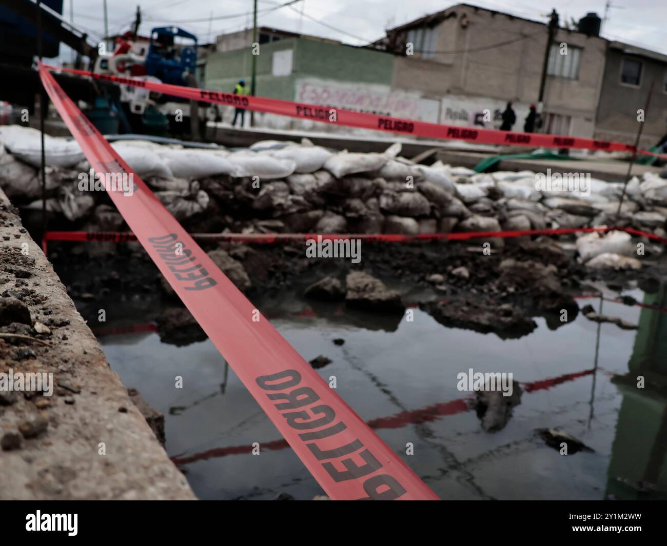 Chalco, Mexique. 07 septembre 2024. Les inondations dans le quartier de Culturas de Mexico à Chalco se poursuivent mais ont considérablement diminué, les autorités de tous les niveaux de gouvernement attaquent ces quelques inondations avec des machines pour les nettoyer le plus rapidement possible et prévenir de nouvelles inondations. Des éléments de l'armée mexicaine (SEDENA), le secrétaire à la Marine (SEMAR) et des voisins distribuent de la nourriture et de l'eau aux familles touchées par les eaux usées qui ont été perdues dans leurs maisons le 7 septembre 2024 à Chalco, État de Mexico, Mexique . (Photo de Josue Perez/Sipa USA) crédit : Sipa USA/Alamy Live News Banque D'Images