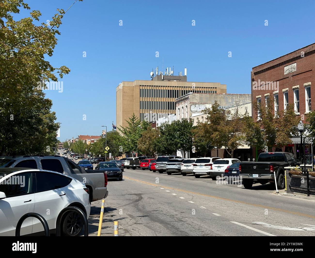 Lawrence, Kansas - 25 août 2024 : centre-ville de Lawrence, KS sur Massachusetts Street Banque D'Images