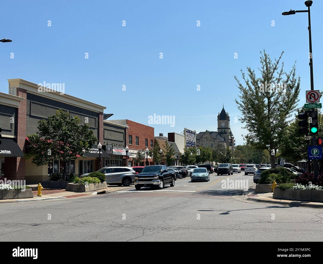 Lawrence, Kansas - 25 août 2024 : centre-ville de Lawrence, KS sur Massachusetts Street Banque D'Images