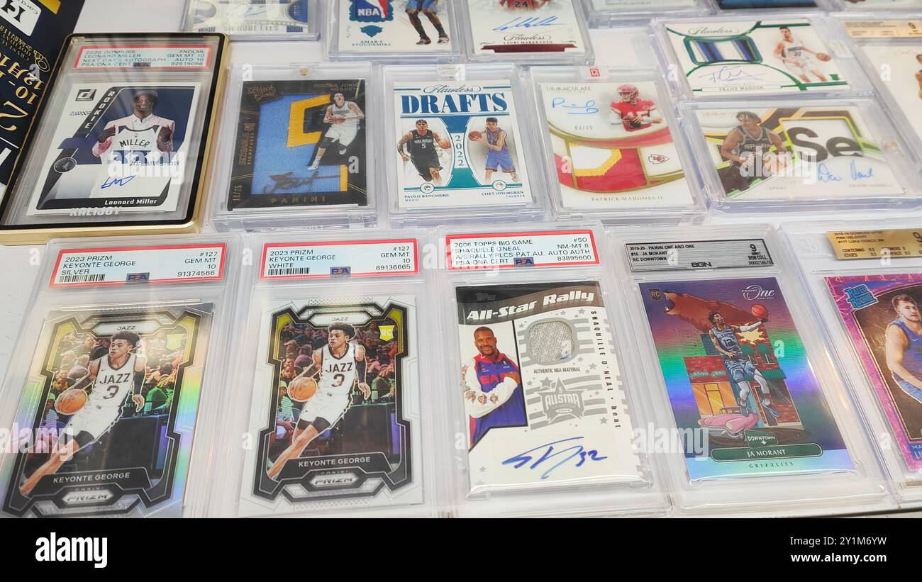 SHANGHAI, CHINE - 6 SEPTEMBRE 2024 - les cartes des stars du basket-ball de la NBA sont exposées à l'International coin Expo 2024 à Shanghai, Chine, le 6 septembre 202 Banque D'Images