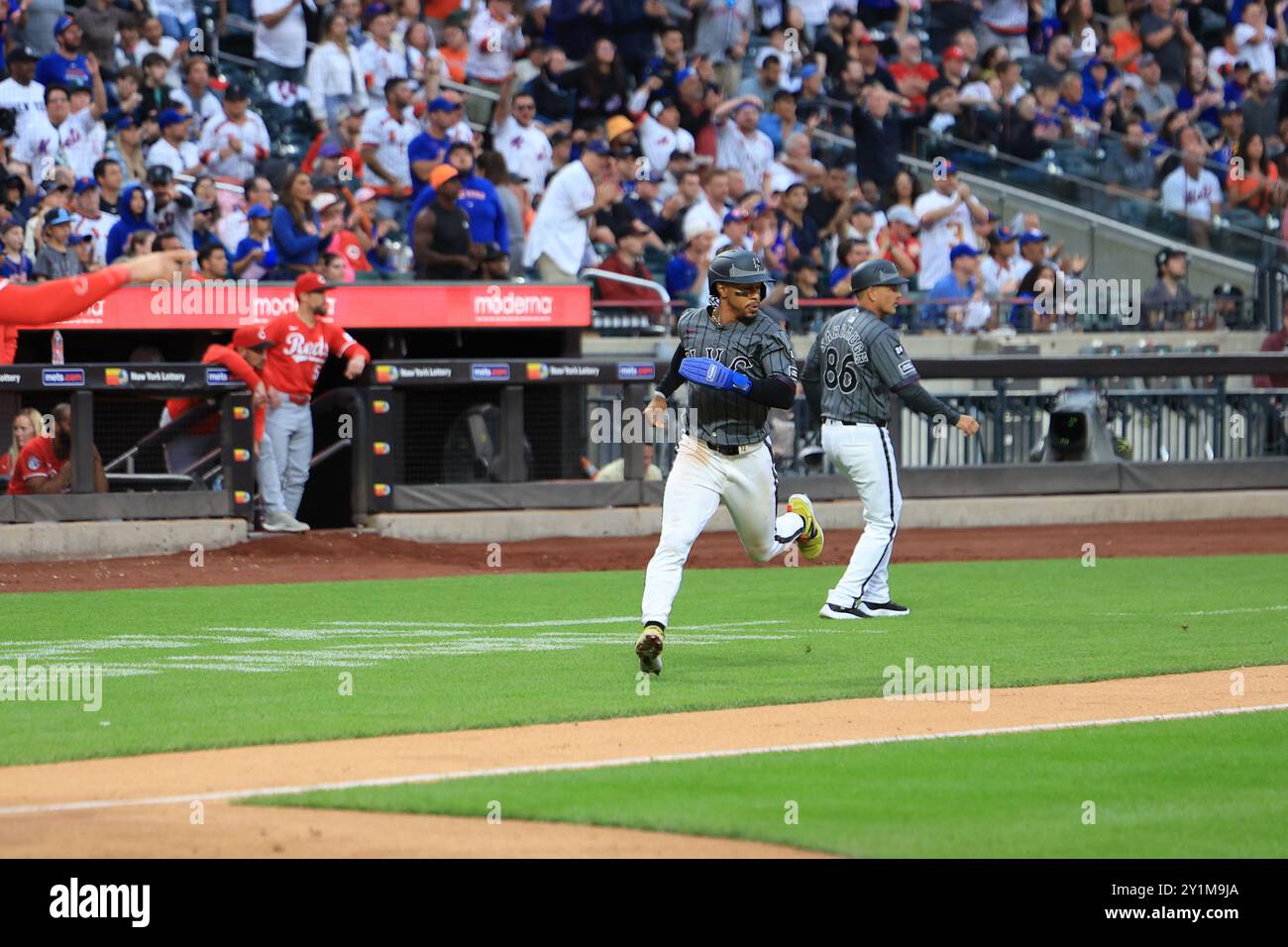 New York mets Francisco Lindor marque #12 lors de la sixième manche du match de baseball contre les Reds de Cincinnati au Citi Field à Corona, New York, samedi 7 septembre 2024. (Photo : Gordon Donovan) Banque D'Images