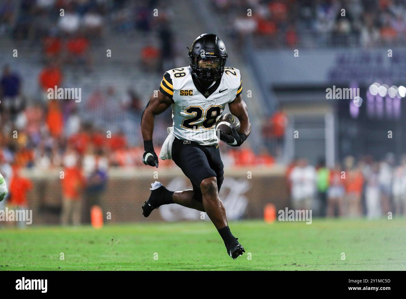 Savannah, Géorgie, États-Unis. 7 septembre 2024. 9/7/24 - Clemson, SC - Appalachian State Mountaineers Running Back Maquel Haywood (28 ans) est en fuite pour un court gain au quatrième quart-temps au Memorial Stadium de Clemson, Caroline du Sud. Zuma Press (crédit image : © Hunter Cone/ZUMA Press Wire) USAGE ÉDITORIAL SEULEMENT! Non destiné à UN USAGE commercial ! Crédit : ZUMA Press, Inc/Alamy Live News Banque D'Images
