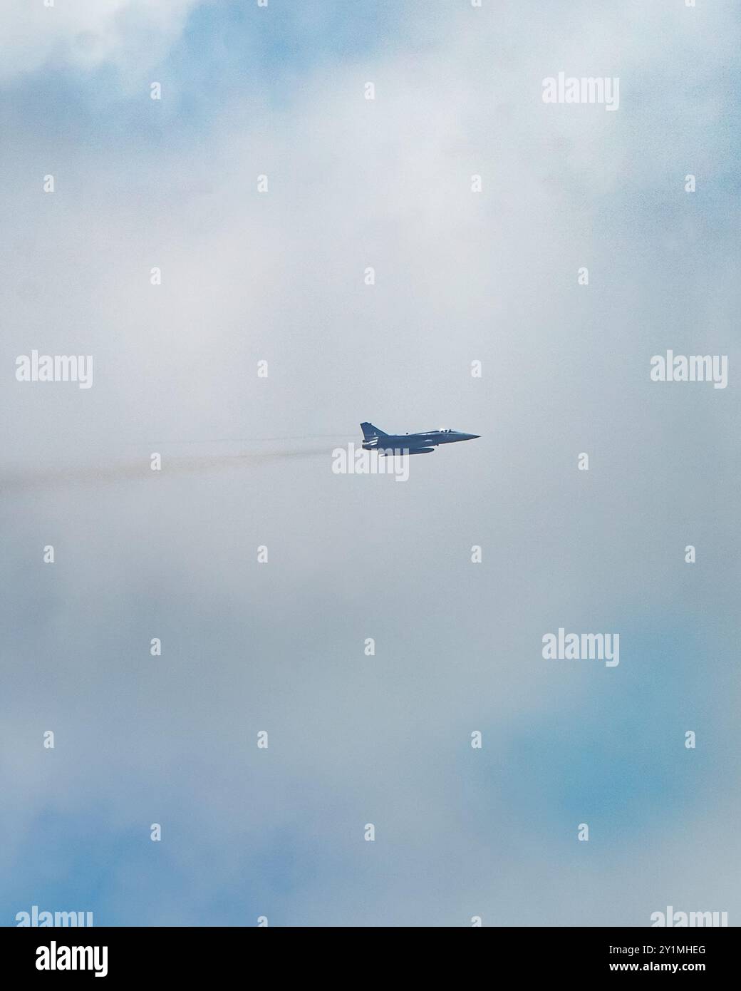 Le chasseur HAL Tejas Mk1A survole les nuages, mettant en valeur la technologie aéronautique avancée et la supériorité aérienne. IAFS avion de combat léger en vol Banque D'Images