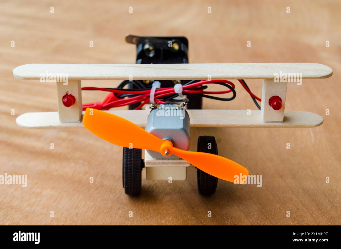 Vue de face de l'avion jouet Do It Yourself fait par des bâtons en bois et un moteur à courant continu. Concept DIY. Banque D'Images