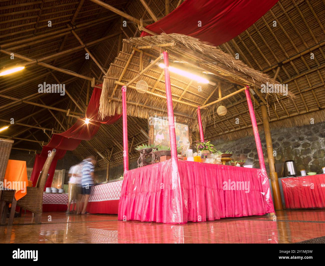 Les gens s'aident eux-mêmes à des portions de nourriture à l'intérieur du restaurant à Bali, Indonésie. Banque D'Images