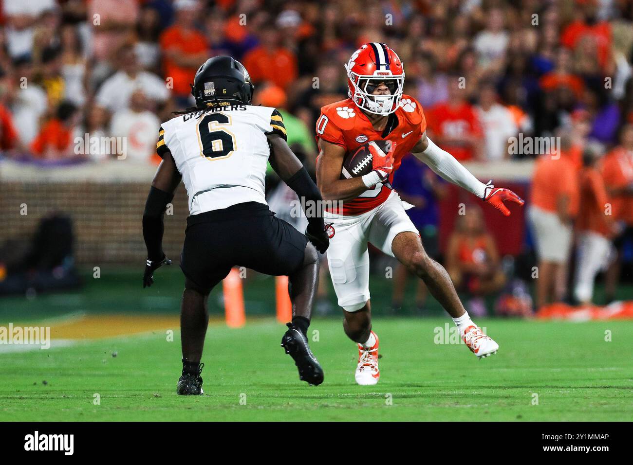Savannah, Géorgie, États-Unis. 7 septembre 2024. 9/7/24 - Clemson, SC - Antonio Williams (0), receveur des Tigers Wide de Clemson, complète une passe pour un gain court au Memorial Stadium de Clemson, Caroline du Sud. Zuma Press (crédit image : © Hunter Cone/ZUMA Press Wire) USAGE ÉDITORIAL SEULEMENT! Non destiné à UN USAGE commercial ! Crédit : ZUMA Press, Inc/Alamy Live News Banque D'Images