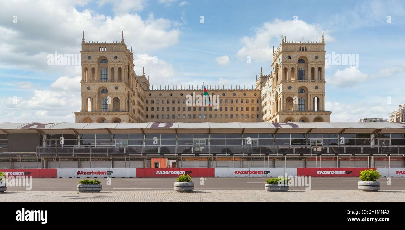 Bakou, Azerbaïdjan - 10 mai 2024 : Government House se dresse sur fond de tribune principale d'Absheron, reflétant l'énergie vibrante et la passion de la ville pour la formule 1 Banque D'Images