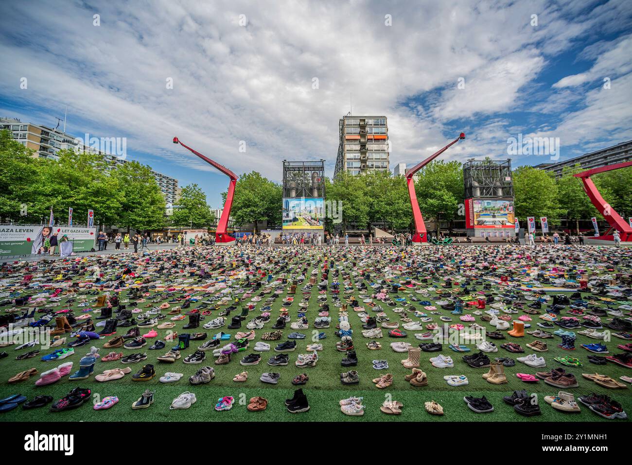 Schouwburgplein, avec 17 000 chaussures dans une manifestation commémorative, à l'occasion du onzième mois de l'action militaire israélienne sur Gaza. La neuvième manifestation commémorative de la chaussure a eu lieu sur la Schouwburgplein à Rotterdam. Avec des orateurs connus et moins connus, chacun a pris un stagiaire pour lire certains des 17 000 noms d'enfants tués à Gaza à ce jour. Les chaussures sont pour commémorer et appeler également à la fin de la guerre génocidaire à Gaza, commise par Israël. Cette guerre a déjà coûté la vie à des dizaines de milliers de Palestiniens innocents. La manifestation commémorative d'aujourd'hui a lieu exactement onze mois après le début Banque D'Images